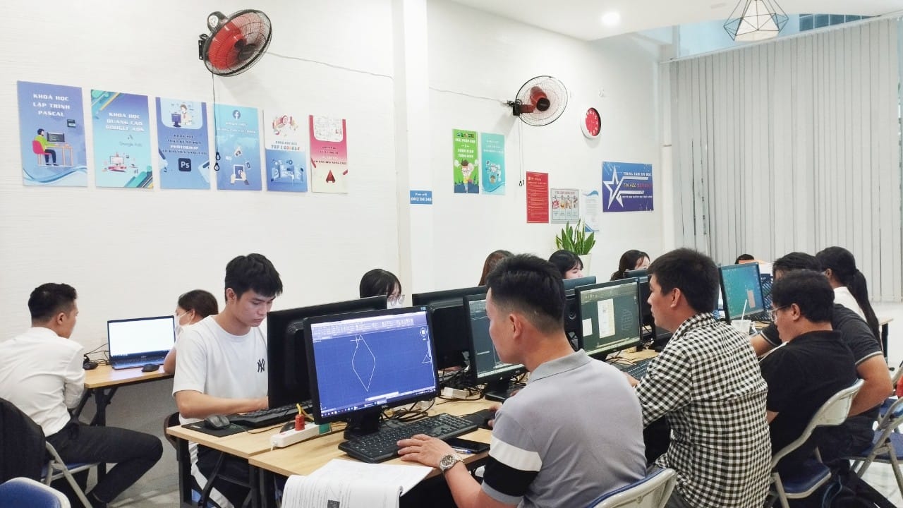 học viên tham gia khóa học autocad