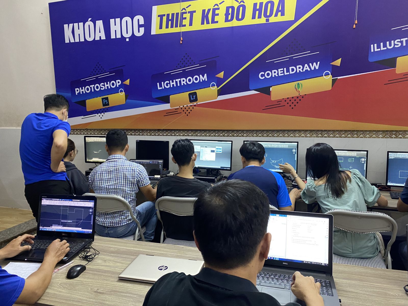 hình ảnh đào tạo khóa học thiết kế đồ họa