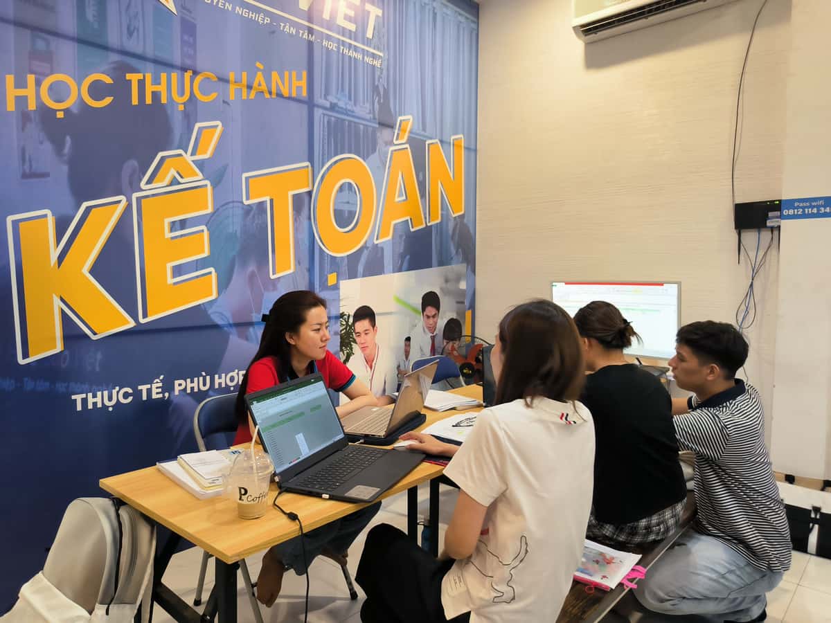 Lớp học kế toán Sao Việt