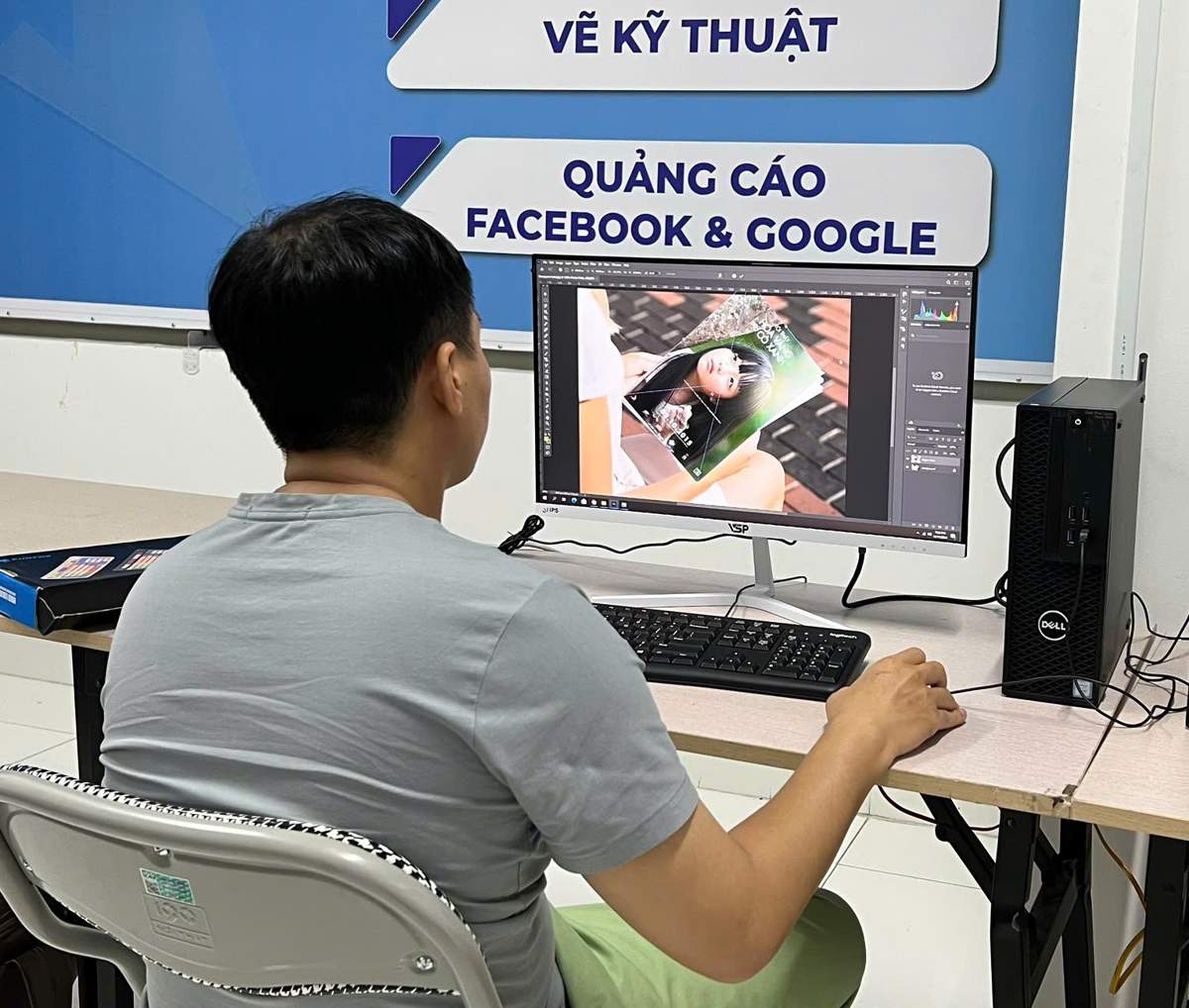 học viên thực hành photoshop ảnh bìa