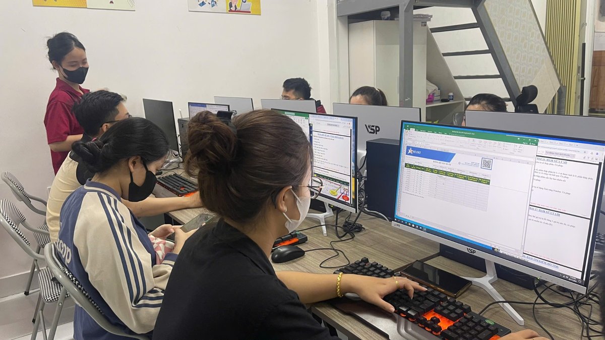 học viên làm bài thực hành excel tại Tin Học Sao Việt Bình Tân