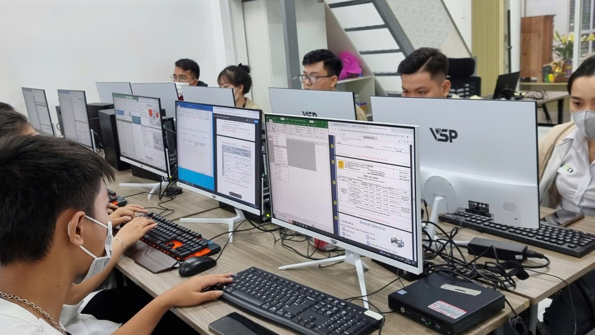 Học viên thực hành quản lý dữ liệu trên Excel