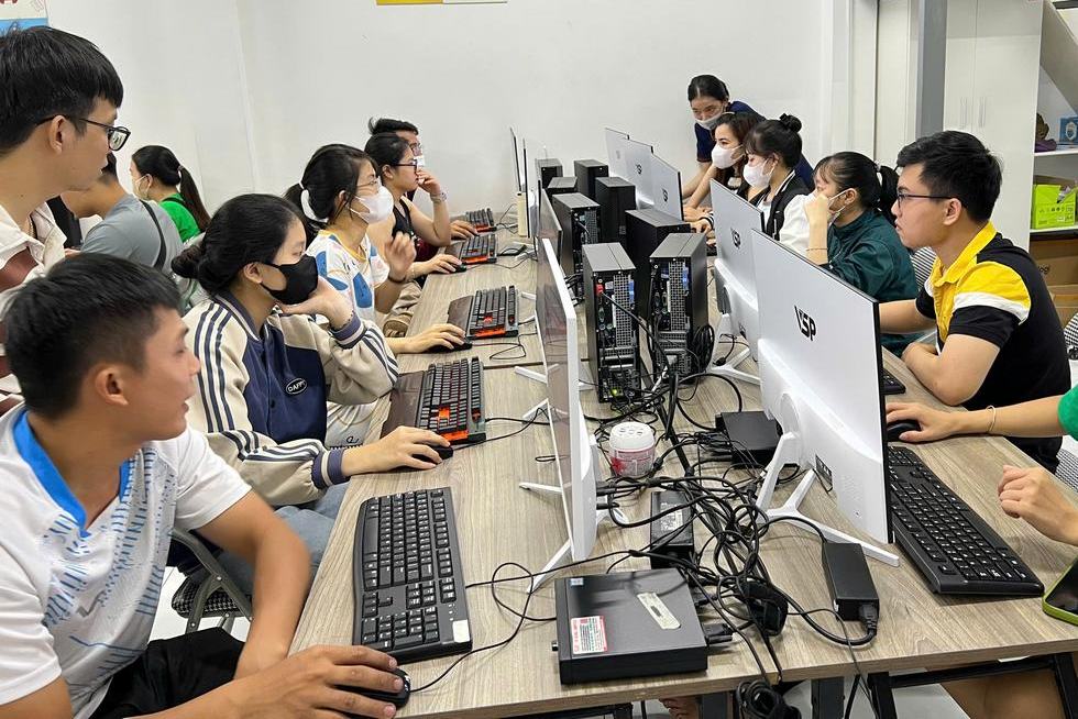 học viên trong lớp học illustrator tại bình tân