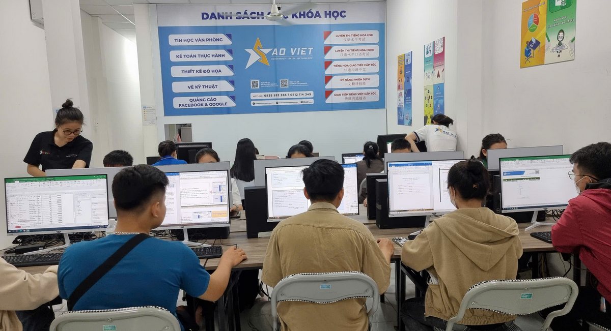 học viên đang luyện thi chứng chỉ tin học tại Tin Học Sao Việt ở Bình Tân