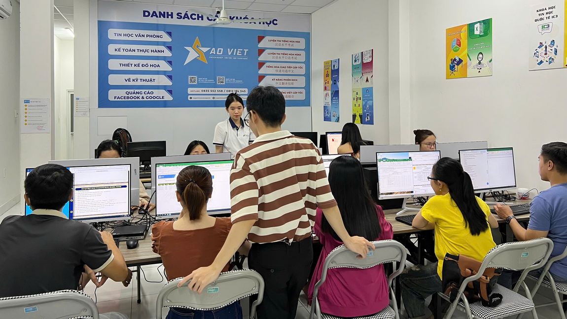 học viên luyện thi mos tại bình tân