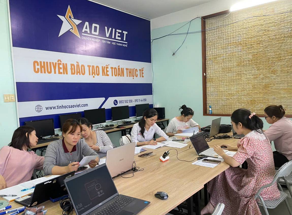 học viên trong khóa học ứng dụng AI cho kế toán
