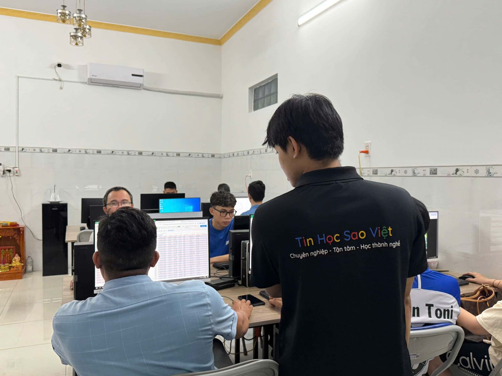 Gia sư dạy kèm tin học văn phòng và ứng dụng AI