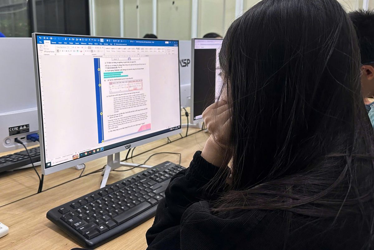 So sánh tự học AI tại nhà và học AI tại Tin học Sao Việt