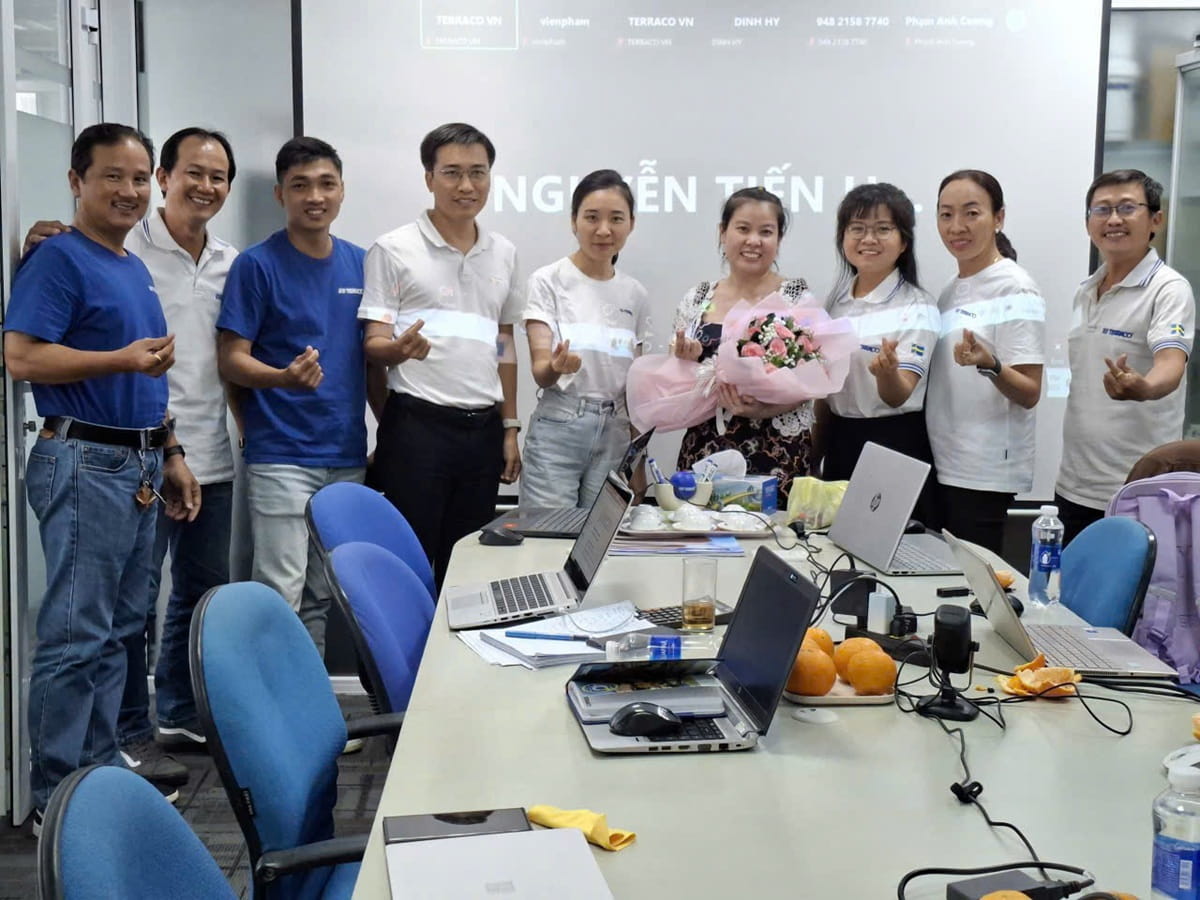 Giảng viên Tin học Sao Việt hướng dẫn kỹ thuật Prompt Engineering cho đội ngũ Terraco