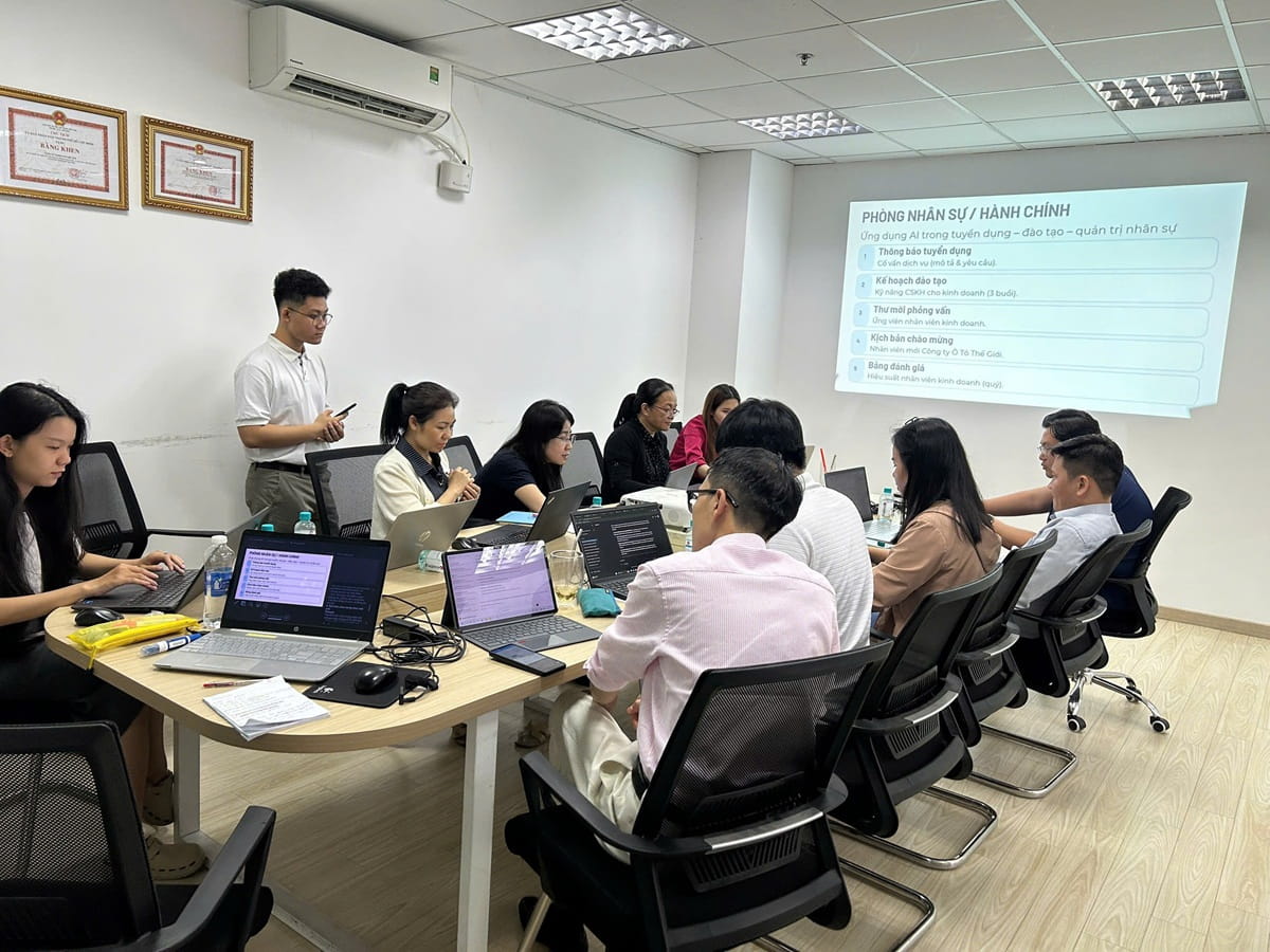 Giảng viên Tin học Sao Việt hướng dẫn kỹ thuật Prompt Engineering cho đội ngũ Ô Tô Thế Giới