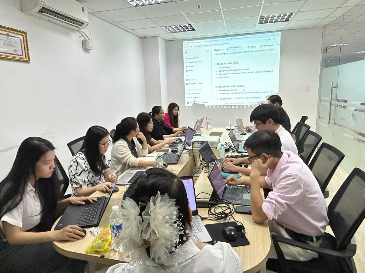 Học viên Ô Tô Thế Giới thảo luận tình huống ứng dụng AI theo từng phòng ban Sales – Dịch vụ – Phụ tùng