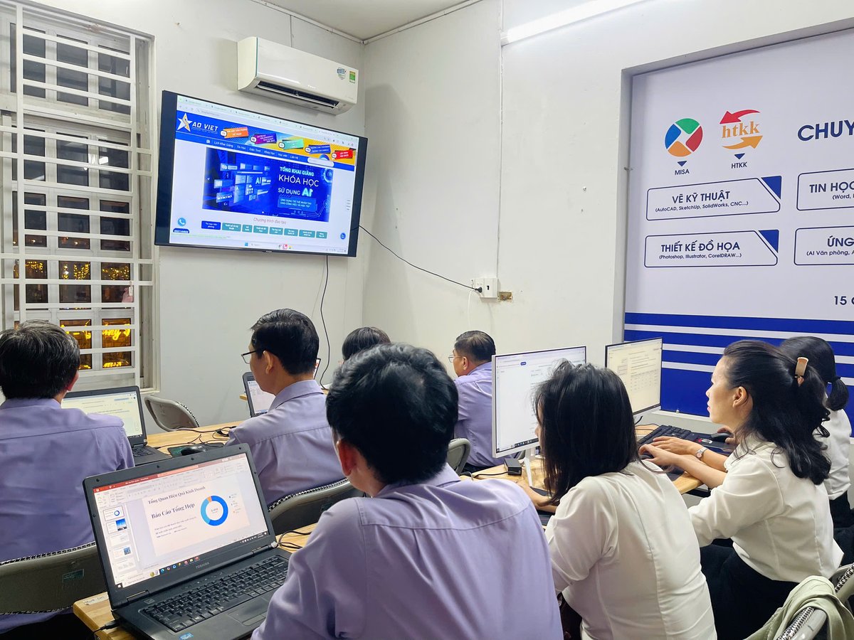 học viên nhận chứng chỉ kế toán tại Quận 7