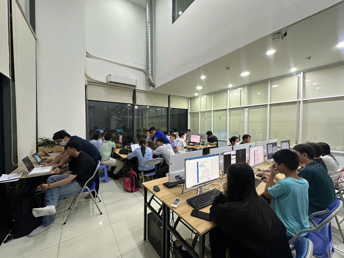 Học viên thực hành khóa học AI văn phòng mở rộng cho người đi làm tại Sao Việt