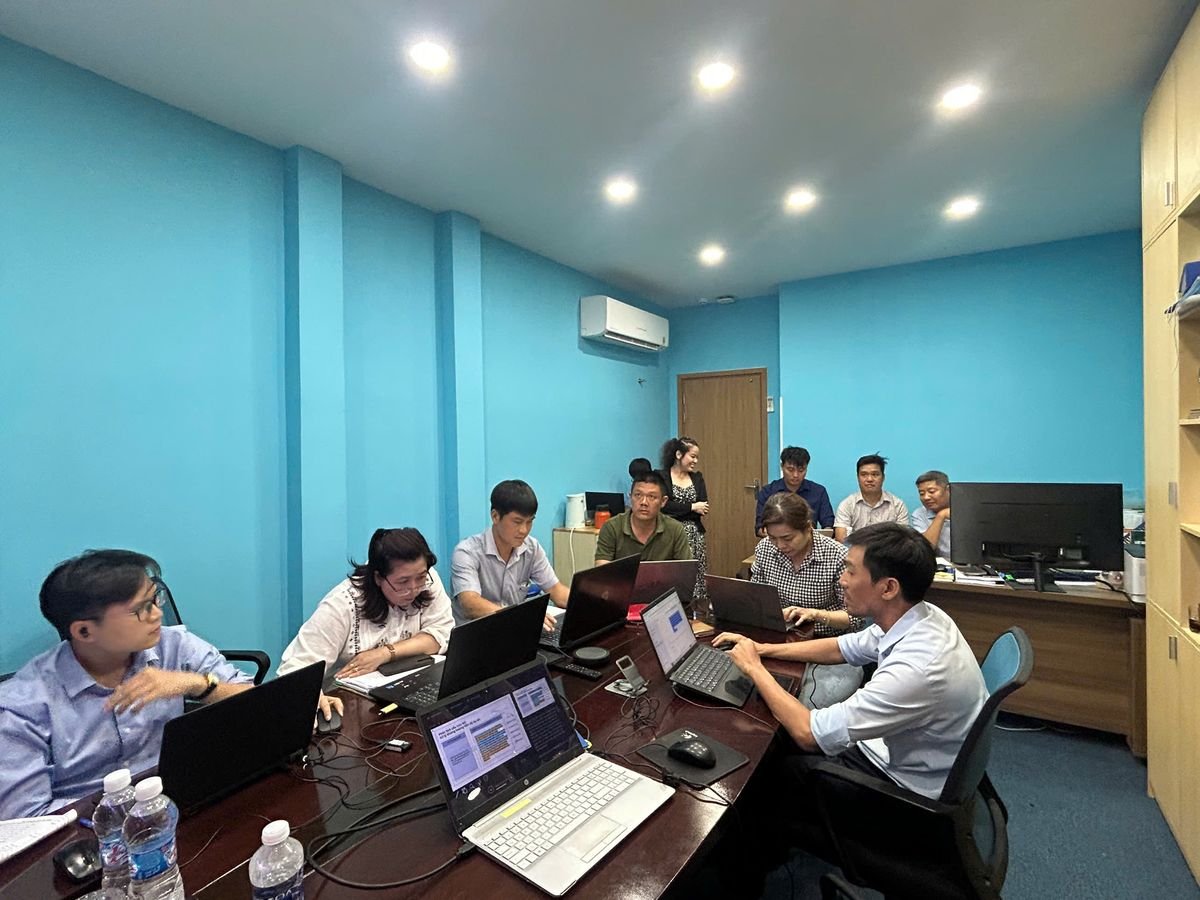 Đội ngũ Công ty TNHH Tư vấn Thiết kế Xây dựng Nhật Minh thực hành viết prompt cho công việc xây dựng