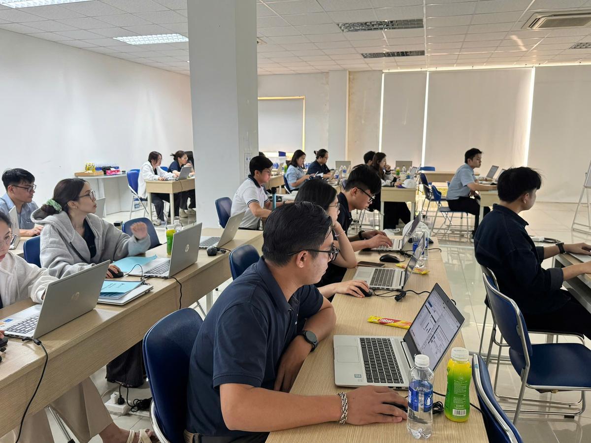 Học viên Hyosung Đồng Nai thực hành Excel trên máy tính