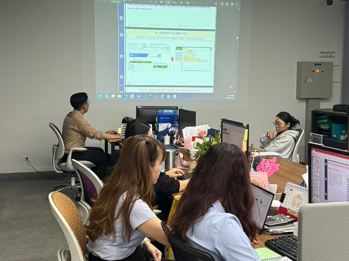 Giảng viên Tin học Sao Việt hướng dẫn Excel cho đội ngũ YAO-I Việt Nam