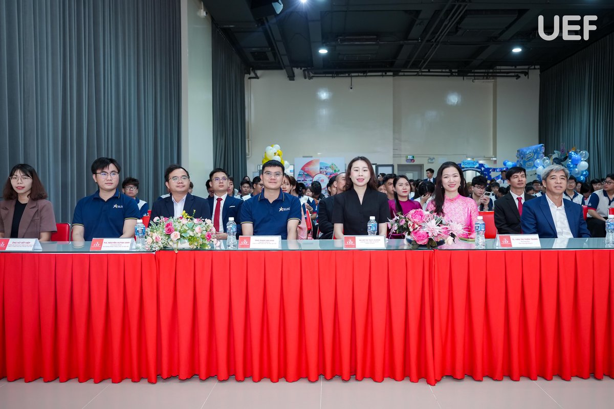 Đại biểu doanh nghiệp và đối tác tham dự chương trình chào đón Tân sinh viên Khoa CNTT UEF khóa 2026