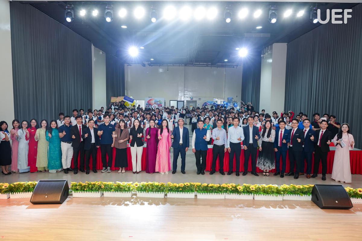 Ảnh tập thể Khoa Công nghệ thông tin UEF, doanh nghiệp đồng hành và Tân sinh viên khóa 2026