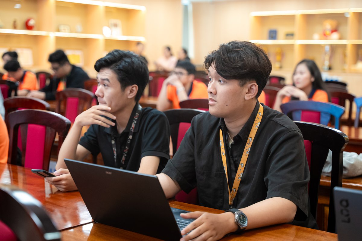 Thí sinh HUTECH tập trung theo dõi phần thi tại vòng Chung kết