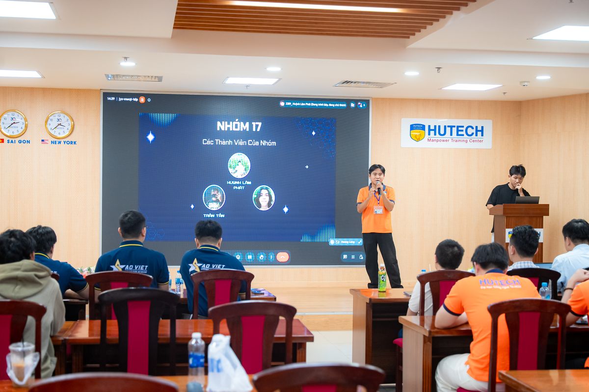 Nhóm sinh viên HUTECH thuyết trình giải pháp tại vòng Chung kết