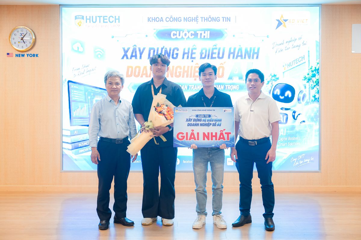 Ban Tổ chức trao Giải Nhất Cuộc thi Xây dựng hệ điều hành doanh nghiệp số AI