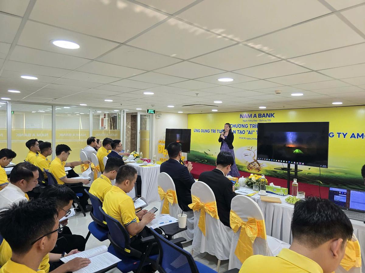 Giảng viên trao đổi cùng học viên trong khóa đào tạo AI tại Nam Á AMC